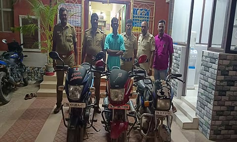 திருவதிகை  வீரட்டானேஸ்வரர் கோவிலில் அனைத்து இந்து அமைப்புகளைசேர்ந்தவர்கள் கலந்து கொண்டஆலோசனைக் கூட்டம் நடந்த போது எடுத்த படம்.