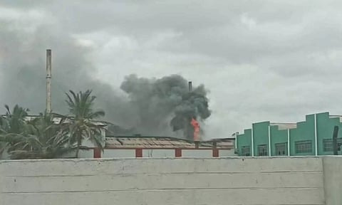 சாய ஆலையில் பாய்லர் வெடித்து தீ விபத்து ஏற்பட்டதை படத்தில் காணலாம்.