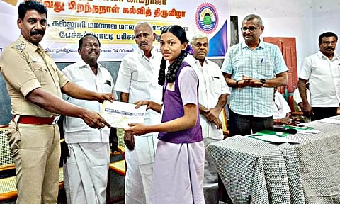 பேச்சு போட்டியில் வெற்றி பெற்ற மாணவர்களுக்கு பரிசுகள்