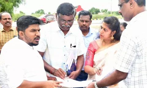 வளர்ச்சி திட்டப்பணிகளை நேரில் ஆய்வு செய்த கலெக்டர்