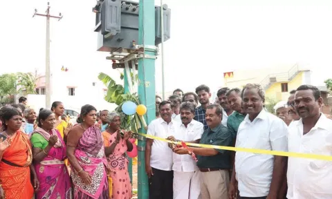 புதிய மின்மாற்றி இயக்கத்தை சண்முகையா எம்.எல்.ஏ. ரிப்பன் வெட்டி தொடங்கி வைத்த காட்சி.