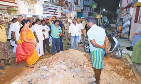 9-வது வார்டுக்குட்பட்ட மீன்மார்க்கெட் பகுதியில் அமைச்சர் கீதாஜீவன் ஆய்வு செய்த காட்சி.