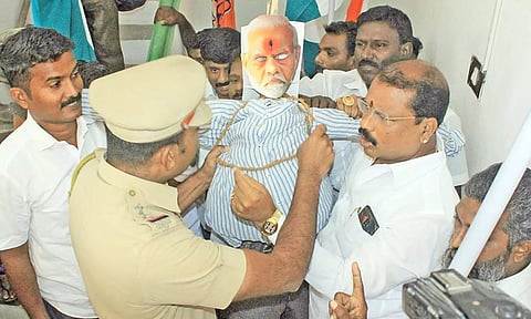 காங்கிரஸ் நிர்வாகிகளிடம் இருந்து பிரதமர் மோடி உருவ பொம்மையை கைப்பற்றிய போலீசார்.