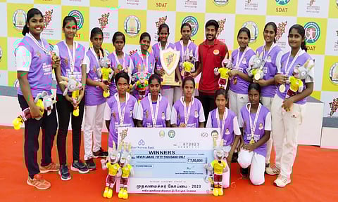 வெற்றி பெற்ற மாணவிகளை படத்தில் காணலாம்.