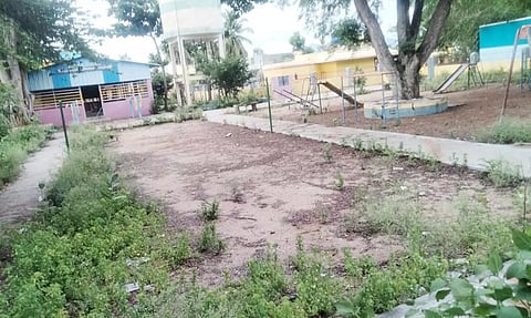 பராமரிப்பின்றி கிடக்கும் பூங்காவை படத்தில் காணலாம்.