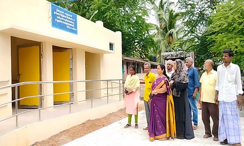 சுகாதார வளாகத்தை மேயர் இளமதி பார்வையிட்டார்.