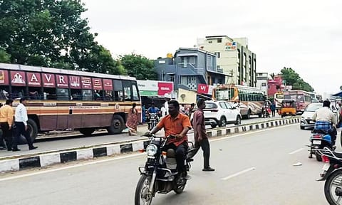 இடிக்கப்பட்டு வேலை நடக்கிறது: அரூரில் மாற்று பேருந்து நிலையம் அமைக்க கோரிக்கை
