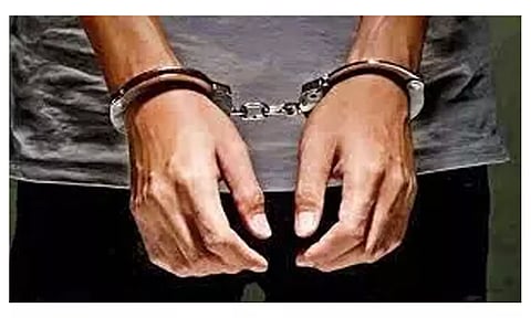 தொழிலாளியை கத்தியால் குத்தியவர் கைது