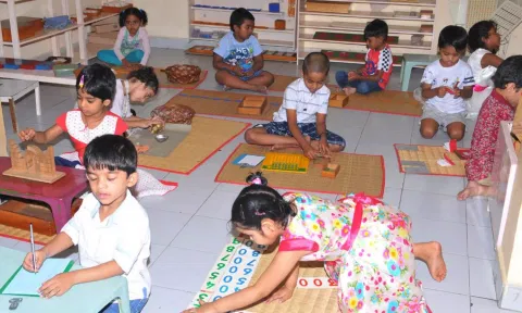 மாண்டிசேரி எனப்படும் மழலை கல்வி முறை...