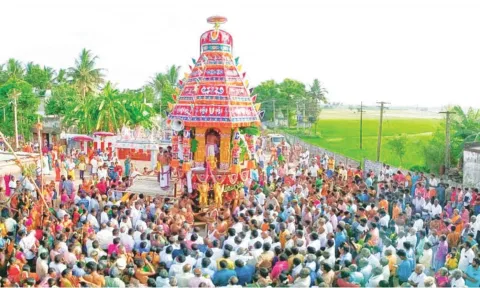 விழுப்புரம் அருகே உள்ள பூவரசன்குப்பம் லட்சுமி நரசிம்மர் கோவில் தேரோட்டம் இன்று காலை நடந்தது. இதில் திரளான பக்தர்கள் கலந்து கொண்டு தேரை வடம் பிடித்து இழுத்தனர்.