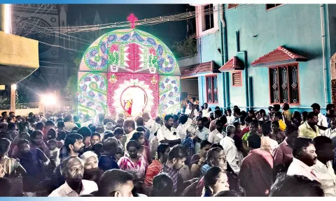 இடைக்காட்டூரில் இருதய ஆண்டவர் தேவாலய தேர்பவனி விழா நடந்தது.
