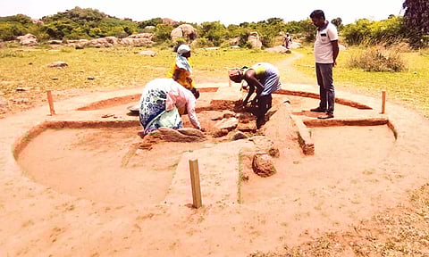 கீழ்நமண்டி அகழாய்வில் சுடுமண் ஈமப் பேழைகள் கண்டுபிடிப்பு