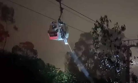 ஈக்வடார் நாட்டில் ரோப் கார்களில் திடீர் பழுது- சுற்றுலா பயணிகள் 75 பேர் பத்திரமாக மீட்பு