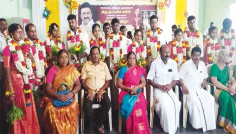 திருமணம் செய்து கொண்ட புதுமணத் தம்பதியினருடன், அறநிலைத்துறை அதிகாரிகள் மற்றும் மக்கள் பிரநிதிகள்.