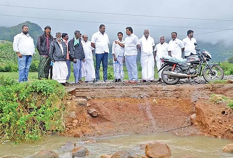 வெள்ளசேத பகுதிகளை எம்.எல்.ஏ.  நேரில் பார்வையிட்ட காட்சி.