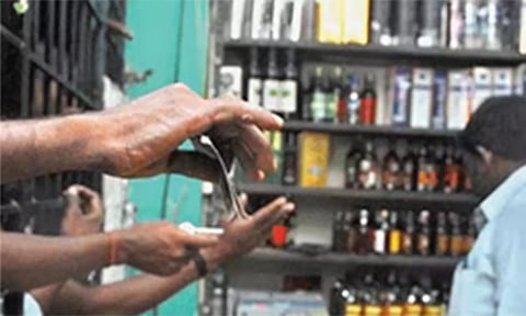 டாஸ்மாக் உதவி விற்பனையாளர் சஸ்பெண்டு