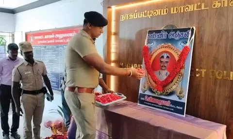 கோவை டிஐஜி விஜயகுமார் உருவ படத்திற்கு மாவட்ட போலீஸ் சூப்பிரண்ட் ஹர்ஷ் சிங் மரியாதை செலுத்தப்பட்டது.