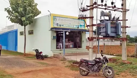 கொள்ளை சம்பவம் நடைபெற்ற எலக்ட்ரிக்கல் ஷோரூமை படத்தில் காணலாம்.