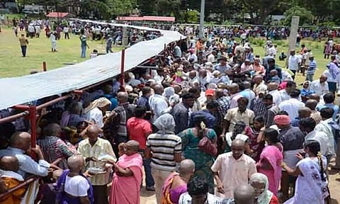 திருப்பதியில் பக்தர்கள் வரிசையில் காத்திருக்கும் காட்சி.