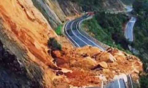 கேரளாவில் தொடரும் மழை- போக்குவரத்து நெரிசலில் மக்கள் தவிப்பு