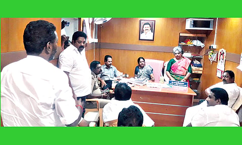 உசிலம்பட்டி நகராட்சி அலுவலகத்தில் வருவாய் கோட்டாட்சியர் ரவிச்சந்திரன், நகராட்சி தலைவி சகுந்தலா, நகராட்சி ஆணையாளர் பாண்டித்தாய், எம்,எல்.ஏ. அய்யப்பன் மற்றும் பஸ் நிலைய வியாபாரிகள் பேச்சு வார்த்தை நடத்தினர்.