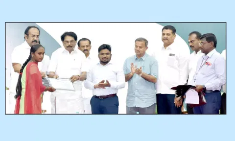 மாணவ-மாணவிகளுக்கு உயர்கல்வியில் சேருவதற்கான ஆணைகளை அமைச்சர்கள் வழங்கினார்.