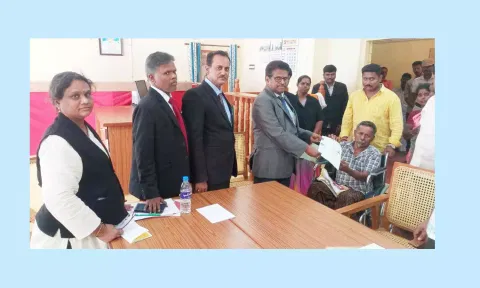 சிவகங்கை மாவட்ட கோர்ட்டு வளாகத்தில் மக்கள் நீதிமன்ற நிகழ்ச்சி நடந்தது. முதன்மை மாவட்ட நீதிபதி குருமூர்த்தி, குடும்ப நல நீதிபதி முத்துகுமரன், சார்பு நீதிபதிகள் சுந்தர்ராஜ், பரமேஸ்வரி ஆகியோர் கலந்து கொண்டனர்.