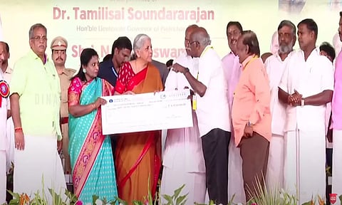 பவ்டா மகளிர் சுய உதவிக்குழுக்களுக்கான கடன் அனுமதி கடிதத்தை மத்திய நிதி மந்திரி நிர்மலா சீத்தாராமன் பவ்டா நிதி நிறுவன நிர்வாகிகளிடம் வழங்கினார்.&nbsp;