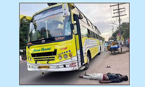 பஸ்சில் மயங்கி விழுந்து இறந்த வாலிபரையும், அவர் பயணம் செய்த ஆம்னி பஸ்சையும் படத்தில் காணலாம்.