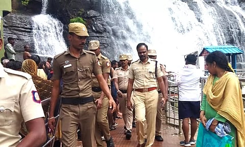 தென்காசி மாவட்ட போலீஸ் சூப்பிரண்டு  சாம்சன் அருவி பகுதியில் ஆய்வு மேற்கொண்ட காட்சி.