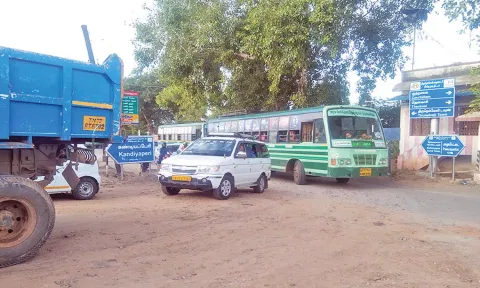 கண்டியப்பேரியில் போக்குவரத்து நெருக்கடி ஏற்பட்டு வாகனங்கள் அணிவகுத்து நின்ற காட்சி.
