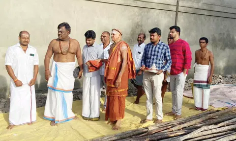 கோவிலில் நடைபெற்று வரும் திருப்பணிகளை பார்வையிட்ட மதுரை ஆதீனம்.
