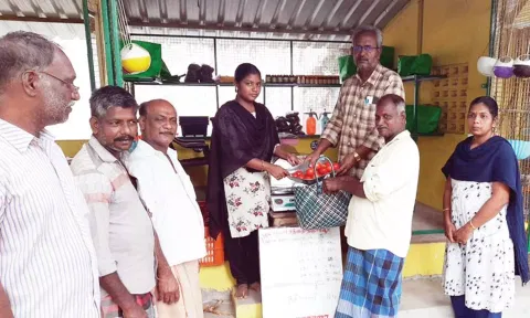 தஞ்சை உழவர் சந்தை தோட்டக்கலை மற்றும் மலைப்பயிர்கள் துறை டான்ஹோடா விற்பனை நிலையத்தில் குறைந்த விலையில் தக்காளி  விற்பனை தொடங்கி வைக்கப்பட்டது.