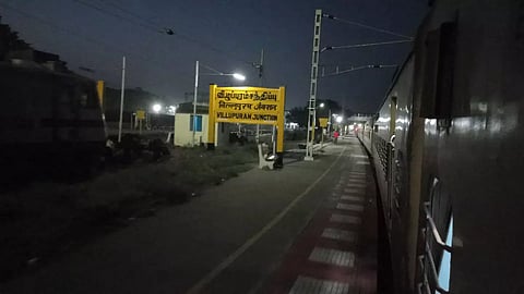 விழுப்புரம் ரெயில் நிலையத்தில் சிக்னல் கோளாறு- அதிவிரைவு ரெயில்கள் நிறுத்தம்
