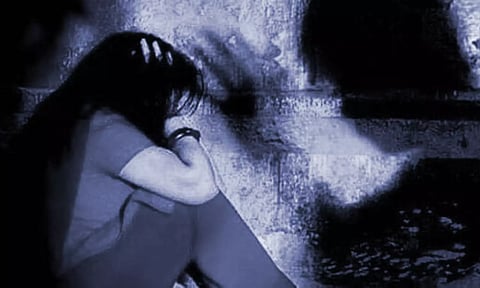 ஓவியம் வரைய கற்றுத்தந்த போது 10-ம் வகுப்பு மாணவியை பலாத்காரம் செய்த பள்ளி உதவியாளர்