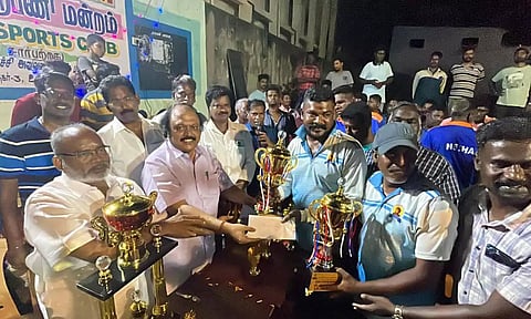 தி.மு.க.  எம்.எல்.ஏ. அனிபால் கென்னடி   அரியாங்குப்பம் தொகுதி எம்.எல்.ஏ.  பாஸ்கர்   ஆகியோர் வெற்றி பெற்ற அணி வீரர்களுக்கு பரிசு கோப்பை வழங்கிய காட்சி.