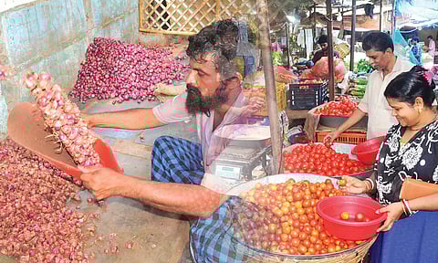 தக்காளி விலையுடன் போட்டி போடும் சின்ன வெங்காயம்- கோவையில் கிலோ ரூ.180-க்கு விற்பனை