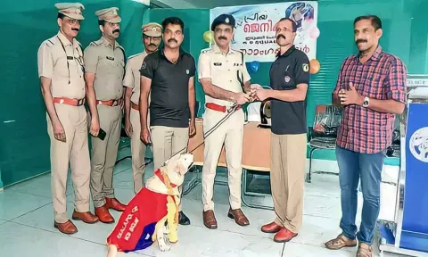 பணி ஓய்வு பெற்ற நாய் ஜெனிக்கு போலீசார் போல் மாலை அணிவித்து மரியாதை செய்து அனுப்பி வைத்தனர்.