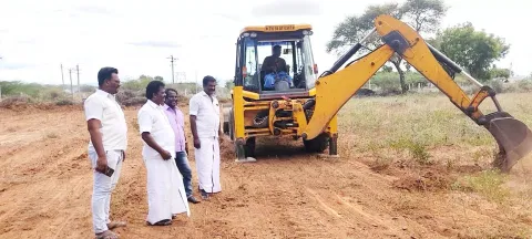 புதிய யூனியன் அலுவலகம் அமையவுள்ள இடத்தில் சுத்தம் செய்யும் பணிகள் நடைபெற்று வருகிறது.
