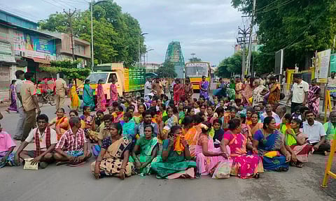 மாநகராட்சி அலுவலகம் முன்பு துப்புரவு பணியாளர்கள் மறியல்- ஊதிய உயர்வு வழங்க கோரிக்கை