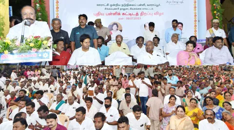 விழாவில் அமைச்சர் பெரியகருப்பன் பேசியபோது எடுத்த படம். அருகில் கலெக்டர் ஆஷா அஜீத், மதுரை மீனாட்சி மிஷன் மருத்துவமனை தலைவர் டாக்டர் குருசங்கர் மற்றும் பலர் உள்ளனர்.