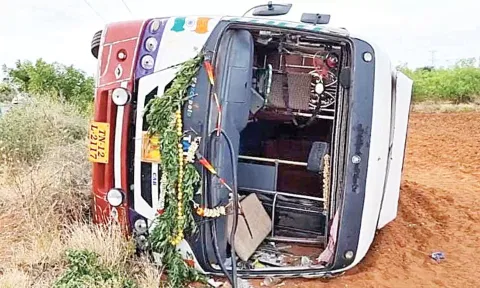 தாராபுரம் அருகே வயலில் வேன் கவிழ்ந்து பக்தர்கள் 20 பேர் காயம்