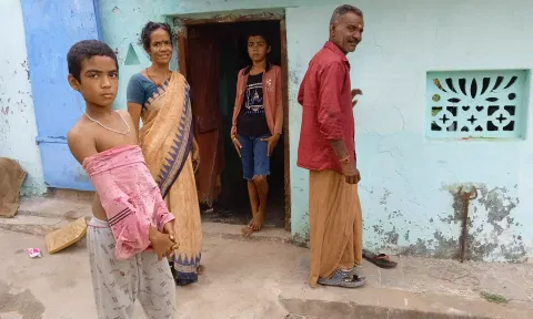 15 ஆண்டுகளாக வீட்டில் மின் இணைப்புக்காக போராடும் கூலித் தொழிலாளி