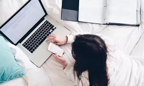 வாழ்க்கையை விழுங்கும் ஆன்லைன் விளையாட்டும், சமூக வலைத்தளமும்: பிரிட்டனில் அழிந்து வரும் 'நிஜ' உறவுகள்