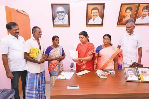 அமைச்சர் கீதாஜீவன் பொதுமக்களிடம் மனுக்களை பெற்ற காட்சி