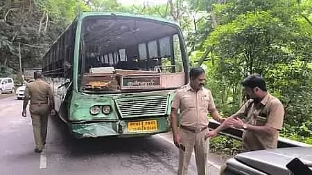 பா்லியாறு அருகே அரசு பஸ்-லாரி நேருக்கு நேர் மோதல்
