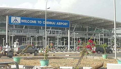 குவைத்தில் இருந்து வந்த சென்னை விமானத்தில் பயணி புகைபிடித்து ரகளை