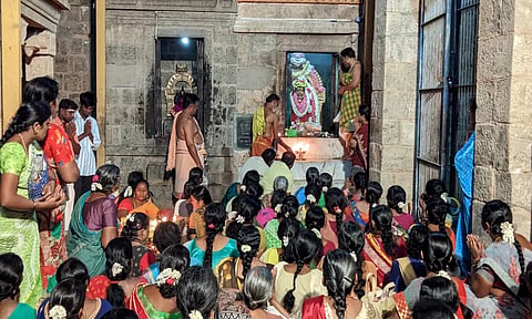 சிறப்பு பூஜையில் கலந்து கொண்டவர்களை படத்தில் காணலாம்.