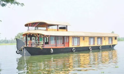 ஆலப்புழாவில் படகு இல்லத்தில் இருந்து தவறி விழுந்து தமிழக வாலிபர் பலி- சுற்றுலா வந்த இடத்தில் பரிதாபம்