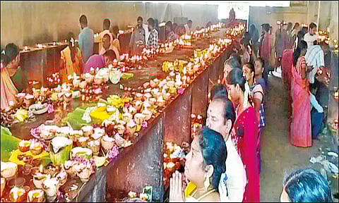 தேய்பிறை அஷ்டமி: காலபைரவருக்கு தேங்காய், பூசணிக்காய், பாகற்காய் தீபமிட்டு வழிபாடு